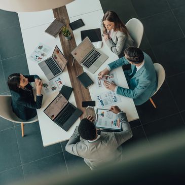 Equipo de trabajo en reunión 