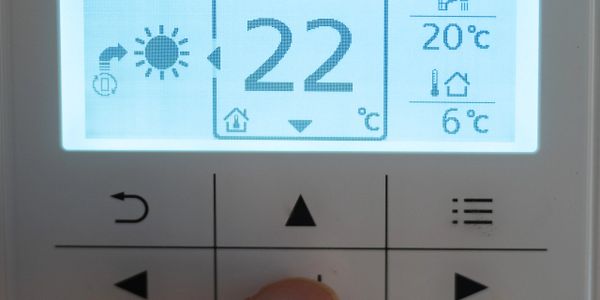 Digital thermostat set to 22°C with control buttons.