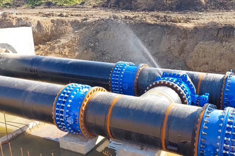 Gas pipeline crossing unit, installation of valves and gate valves and service platforms for pipeline, flow control. Earthworks for the construction of an oil pipeline.