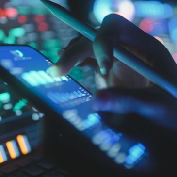 Persona usando tableta con un lápiz en un entorno tecnológico.