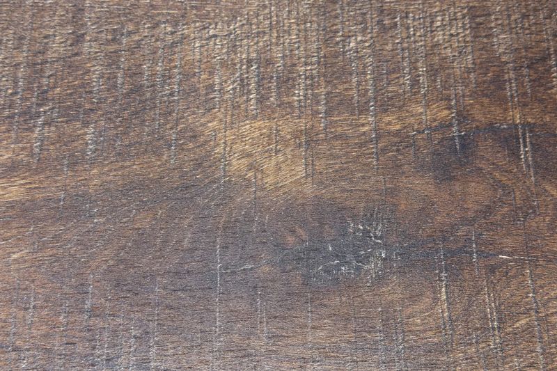 Vue détaillée mettant en valeur les riches textures et les variations de couleurs naturelles du bois.
