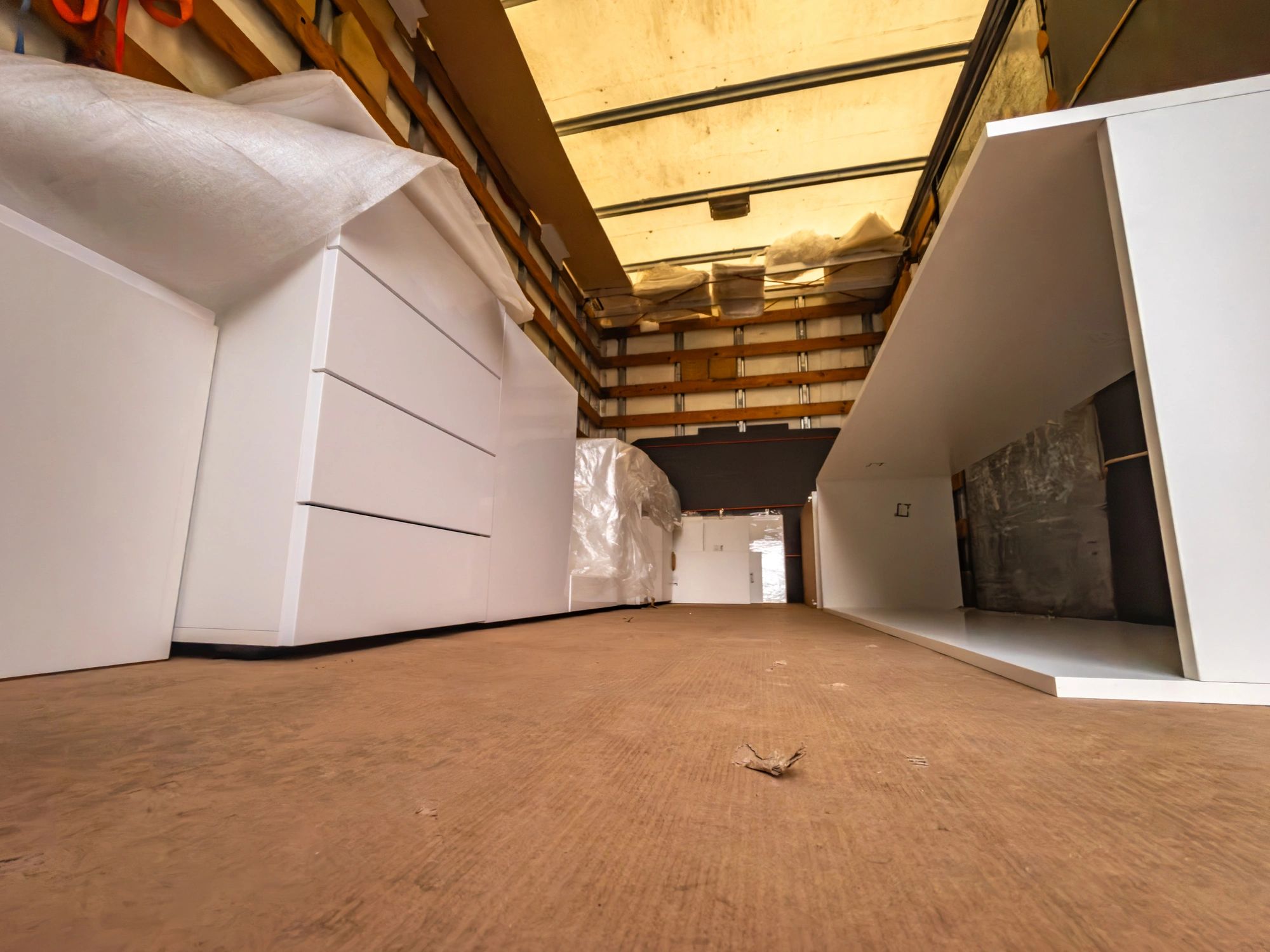 Clearing Mini-Entrepôts Space+ Units: WSS Junk Removal