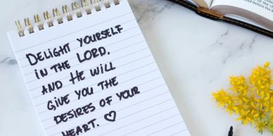 Notepad with an inspiring quote and yellow flowers.
