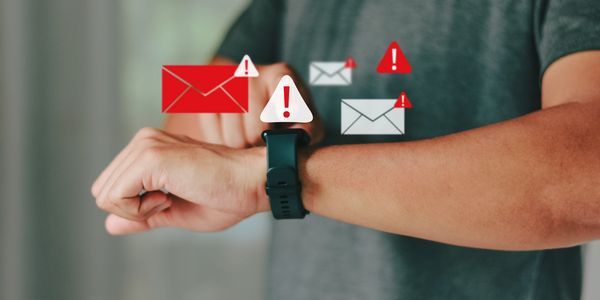 Notificaciones urgentes en un reloj inteligente.