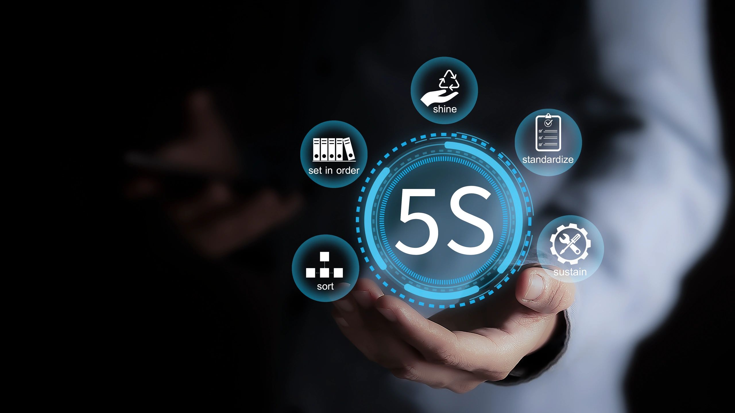 Concepto de método 5S con iconos y texto sobre fondo oscuro.