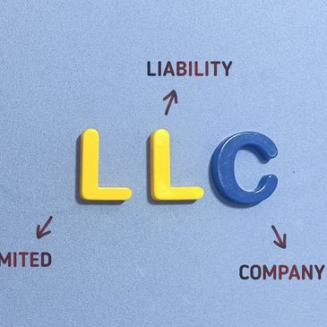 Letras de colores formando "LLC" con explicaciones.