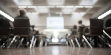 Seminario con partecipanti seduti in una stanza.