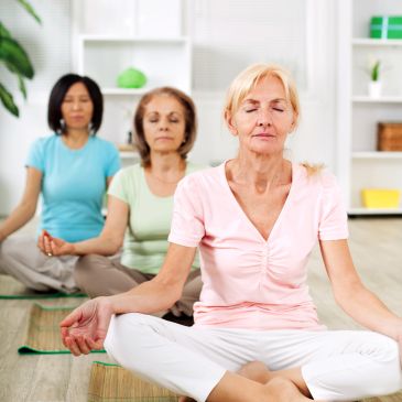 Donne che praticano meditazione in un ambiente tranquillo.