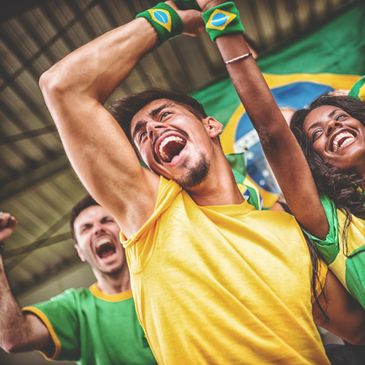 Aficionados de fútbol con los uniformes de la Selección Nacional de Brasil.