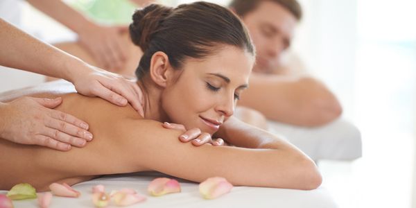 Massage en duo ou solo, massage polynésien relaxant sur table avec huiles tièdes.