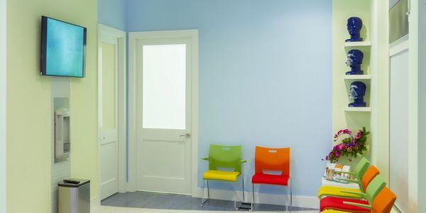 喉頭異物感

    很多人於感冒後，會覺得口乾，有痰，喉嚨好像有個東西塞著，吞不下去，也吐不出來，很難受，而來檢查，有的人甚至因為覺得呼吸困難，而要求住院治療。這到底是為什麼呢？也許你也曾經有過同樣