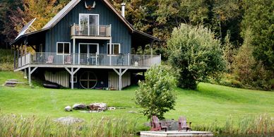 SAKİN BİR KASABADA GÖLÜN YANINDA BİR EV