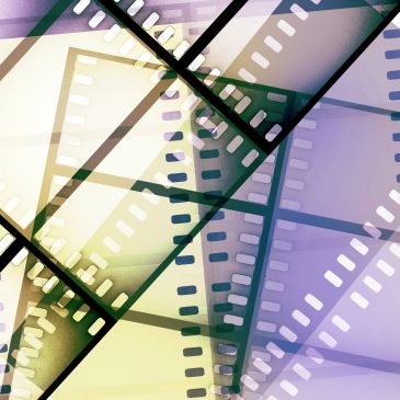 Des pellicules de film enchevêtrées en superposition.