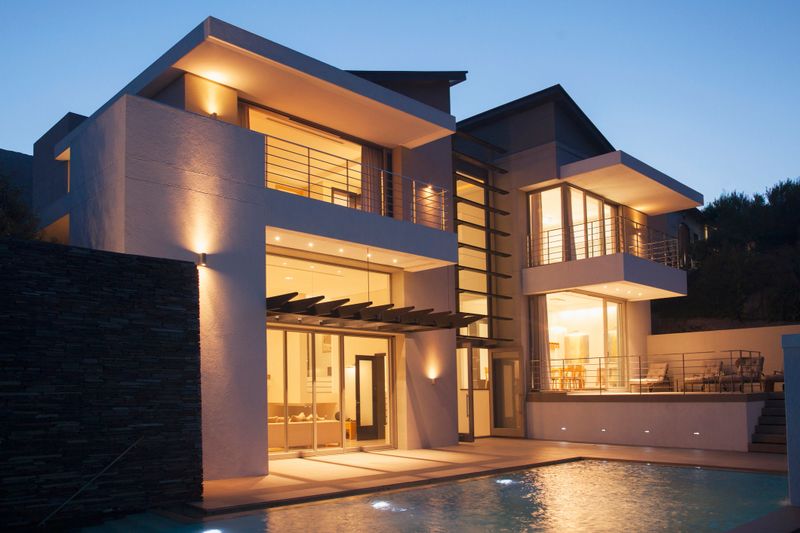 Casa moderna iluminada por la noche