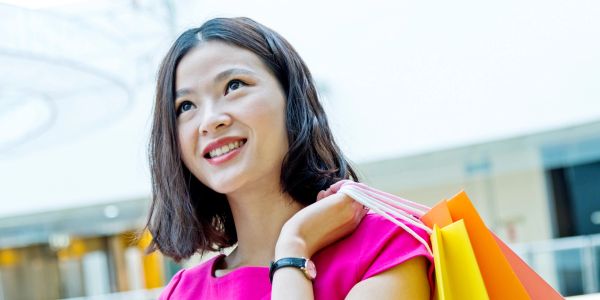 Smiling woman holding shopping bags.