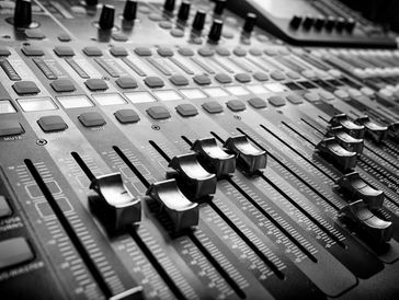 digital mixing console (black and white)