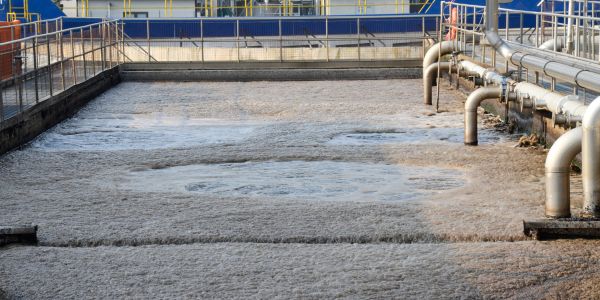 Planta de tratamiento de aguas residuales en funcionamiento.