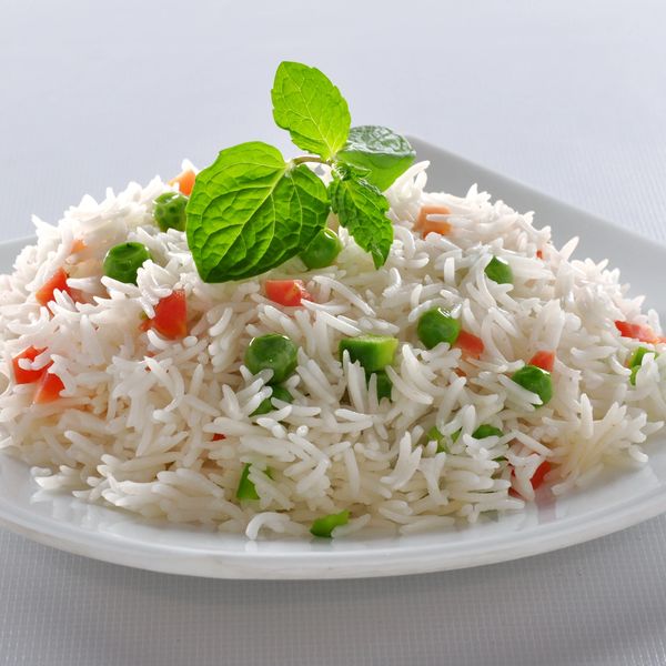 Plate of vegetable pulao garnished with fresh mint leaves.