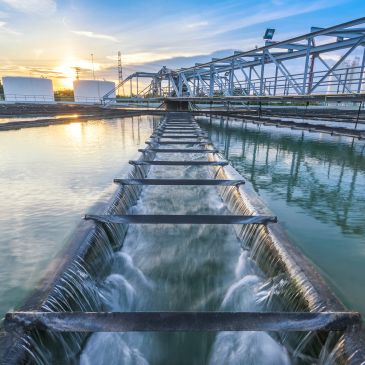 Instalación de tratamiento de agua al atardecer.