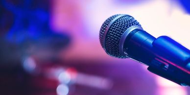 Primer plano de un micrófono de conciertos