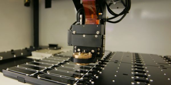 Präzise Maschine bei der Arbeit mit Metallteilen.
