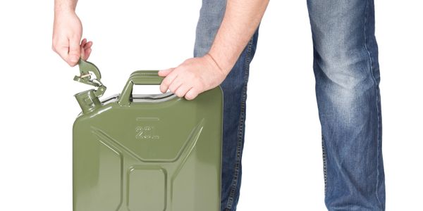 Person opening a green 20L jerrycan with a hinged cap.