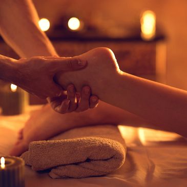 Füßemassage in entspannter Atmosphäre.