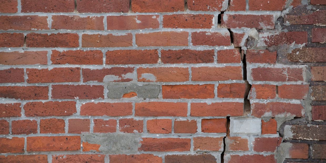 Cracks in wall that need repair