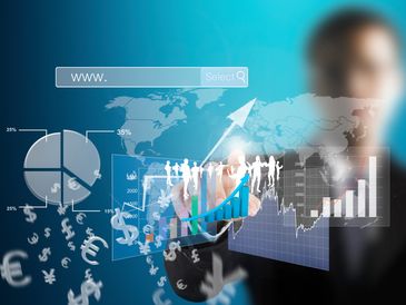 Ejecutivo analizando gráficos globales con herramientas digitales, representando el impacto del alquiler de laptops y el licenciamiento de Office 365 en la transformación tecnológica empresarial.