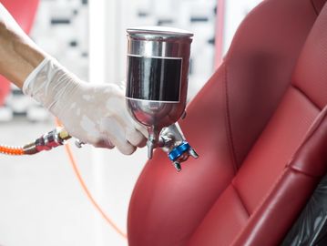 Professionelle Farbauffrischung  von Glattleder-Sitzen, Seitenwangen oder Lenkrädern.