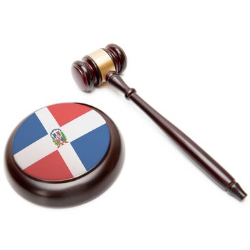 Judge's gavel with the Dominican Republic flag on wooden base.