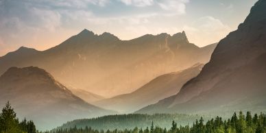Montagnes embrumées au lever du soleil.