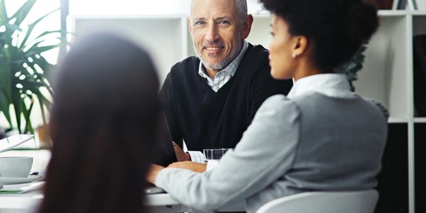 homem passando os valores da empresa para clientes.