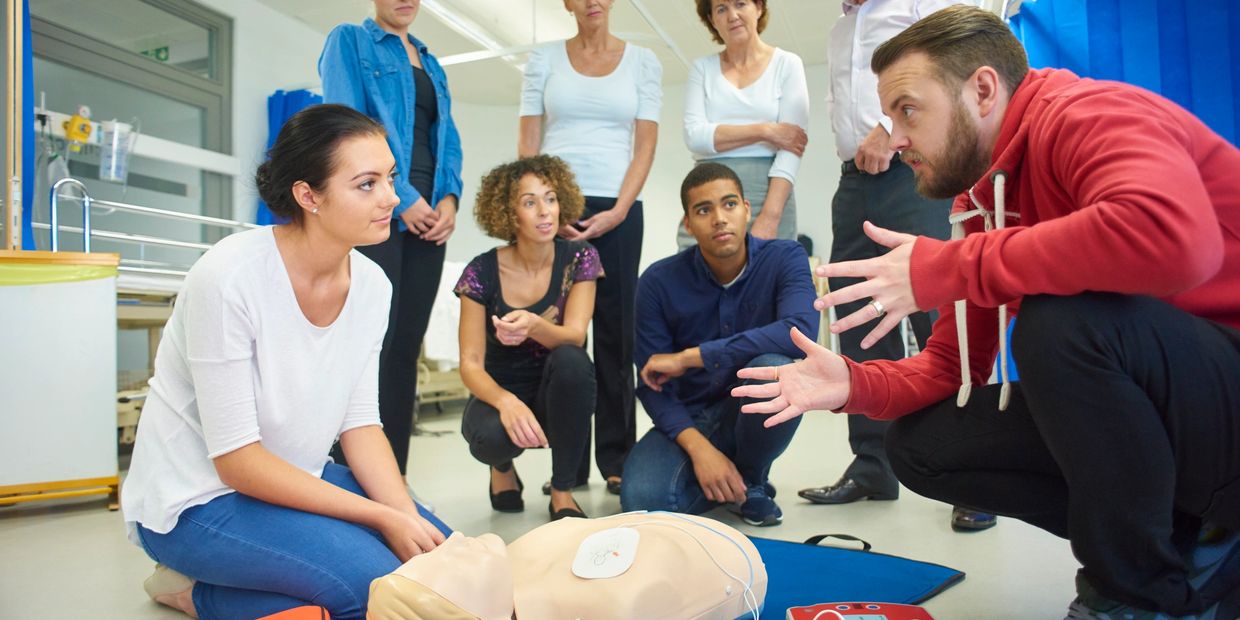 iNSTRUCTOR TEACHING A CPR CLASS