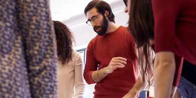 Teammitglieder diskutieren konzentriert im Büro.