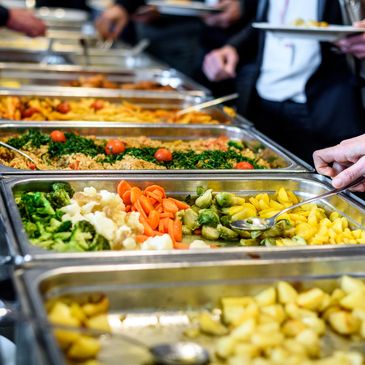 Comida variada servida en un buffet.