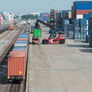 Loading rail freight shipments onto a train