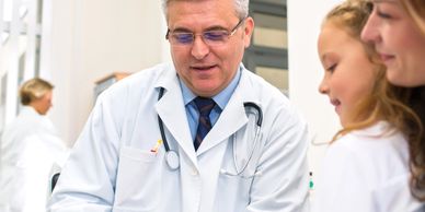 servicio de seguimiento médico diseñado para acompañar al paciente en cada etapa de su tratamiento.