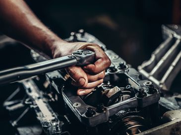 Car engine replacement service in auto shop