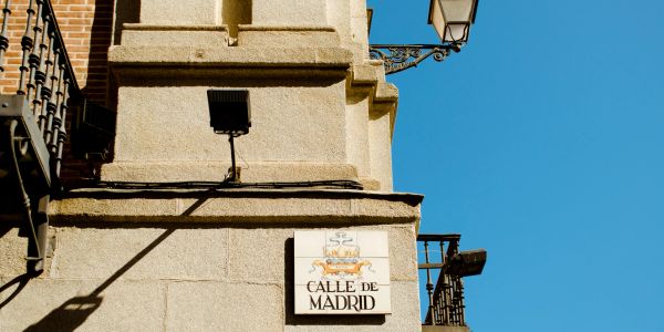 Placa de calle en Madrid con cielo azul.