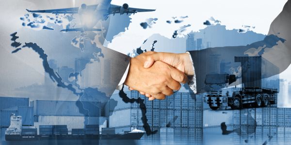 Apretón de manos sobre fondos de transporte y mapa mundial.
