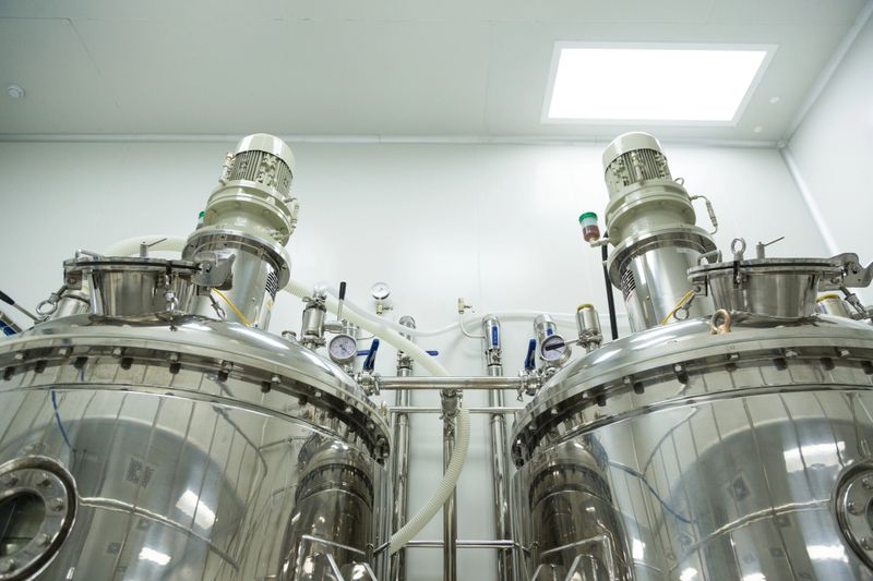 picture of big steel chromet tanks with engine, from bellow