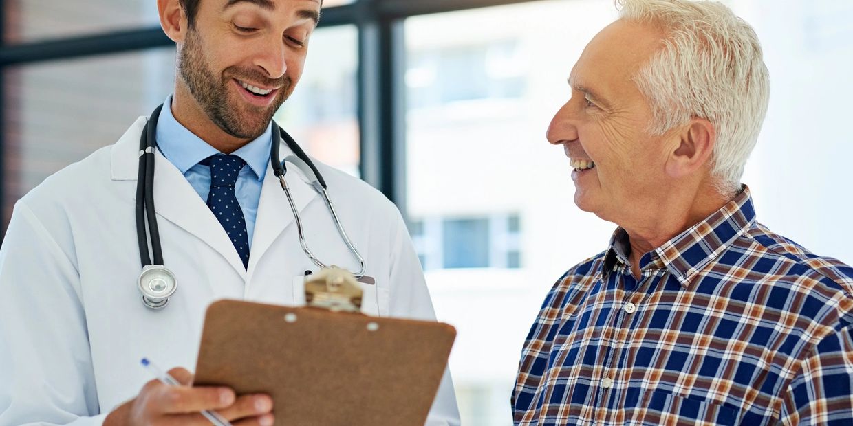 Médico con paciente