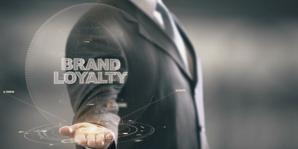 Homme en costume tenant un hologramme de "Brand Loyalty".