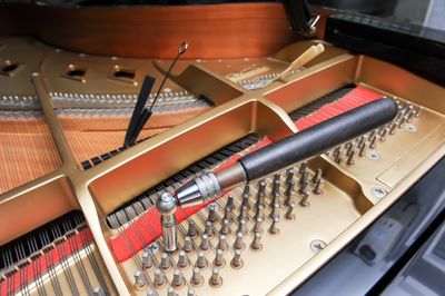 Tuning lever engaged in a grand piano's tuning pins