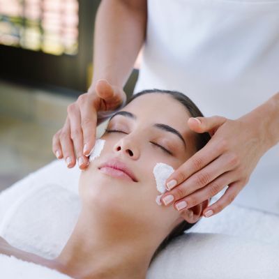 Une femme reçoit un soin du visage relaxant.