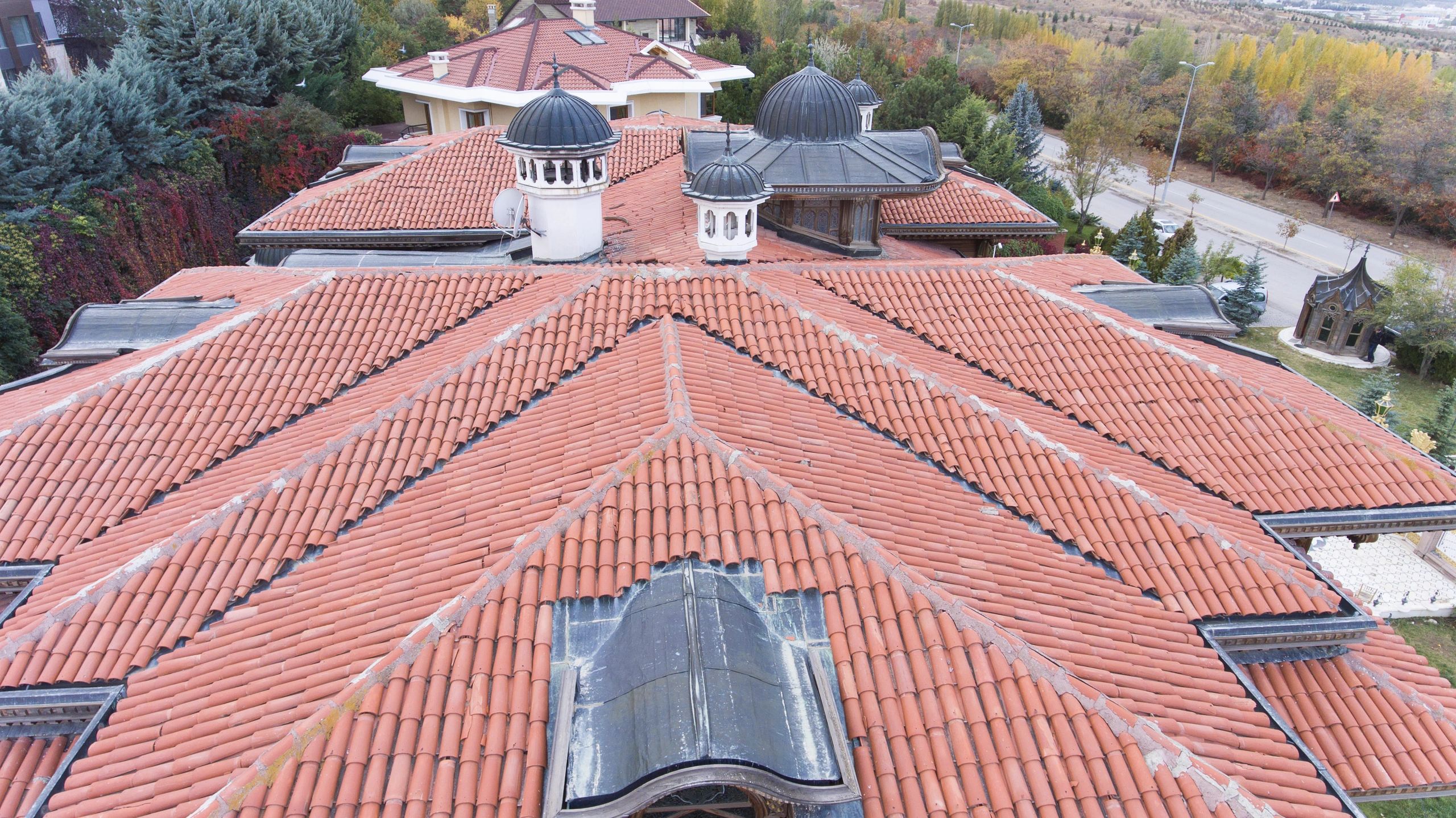 Çatı tamiratı, tamiratcı çatıcı, çatı tamiratı yapan.