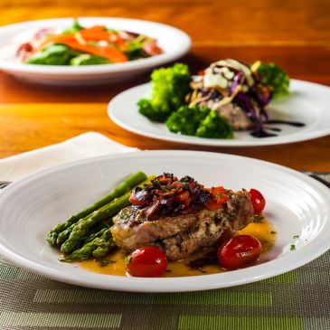 Grilled steak with asparagus and cherry tomatoes.