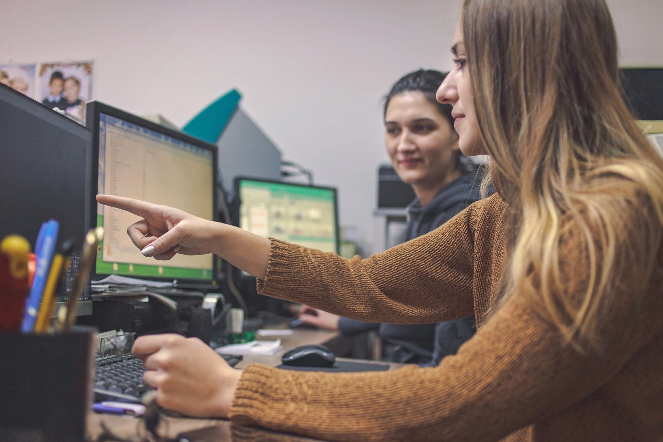 personas trabajando gracias a que inkgo les llevo sus tintas