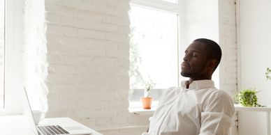 muškarac meditira u uredu ispred laptopa, mindfulness, mir, svjesnost, opuštanje, mentalno zdravlje